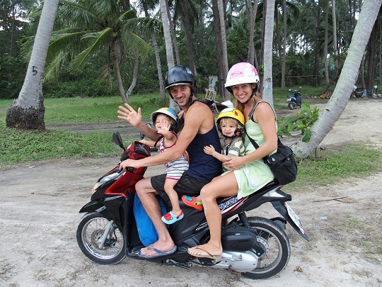 scooter en famille - Thailande - trip and twins
