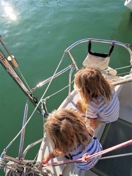 bateau avec des enfants - trip and twins