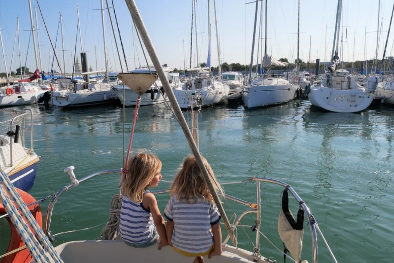 bateau avec des enfants - trip and twins