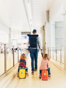 Voyager en avion avec un enfant : bien préparer son sac cabine